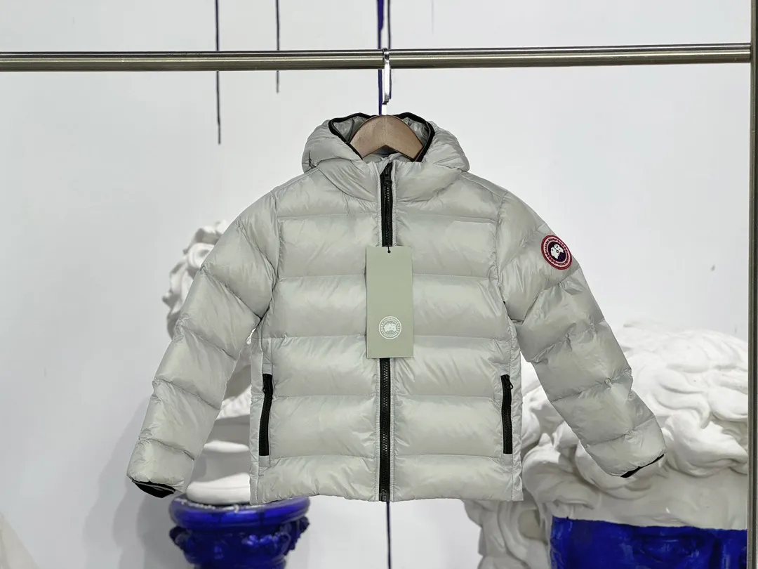 P640 CANADA GOOSE Canada Goose Crofton Children's Down Hoodie Big Goose Down Jacket 5460K Product Features ·This style uses thin channel-filled structural filling: 750-fill duck down, with lightweight fabrics and trims, lightweight and warm, allowing you to move freely ·Decorated with iconic double-stripe reflective details on the back ·Adjustable down hood sewn with reflective trim to enhance warmth and better protect against bad weather ·A weatherproof placket is designed under the two-way zipper to prevent wind and keep warm. The zipper opens from the bottom for increased range of motion and improved breathability. Power Stretch® reflective cuffs are stylish and lightweight, adding wind protection and warmth and making you more visible in low-light environments. Goose I.D. heritage label on the inside. 2 exterior pockets: Hand pockets with zipper closure and tricot fabric at the joints for softness and warmth.